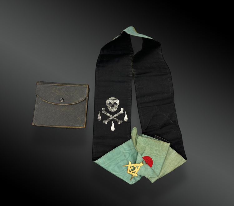 Freemason cord or belt, double-sided, embroidered decoration with its pouch. France, early 20th century