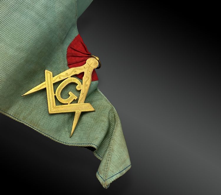 Freemason cord or belt, double-sided, embroidered decoration with its pouch. France, early 20th century