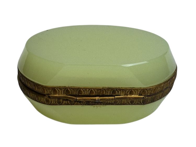 Oval box in uraline opaline