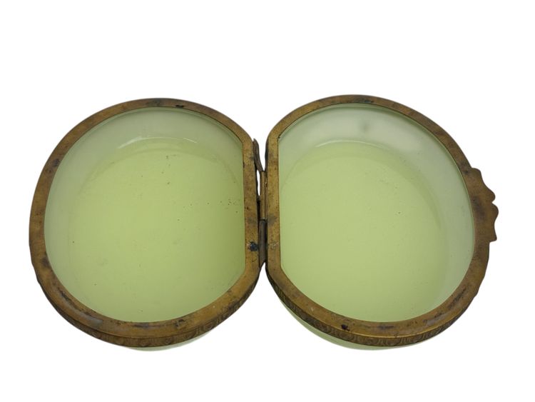 Oval box in uraline opaline