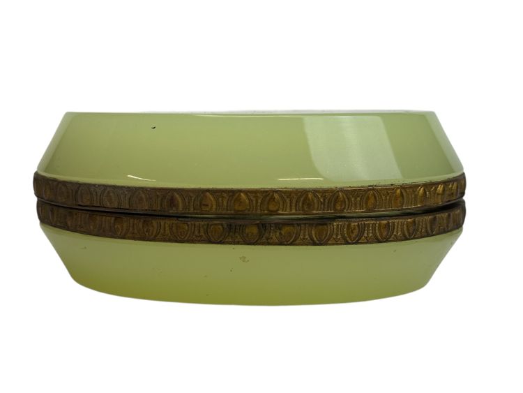 Oval box in uraline opaline