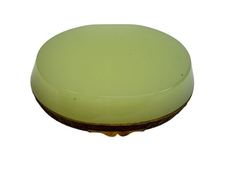 Oval box in uraline opaline