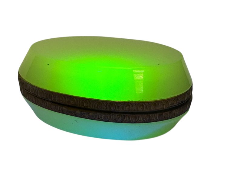 Boîte ovale en opaline ouraline