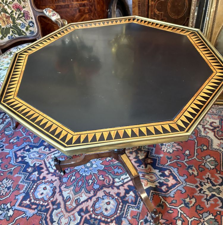 GUERIDON OCTOGONAL BASCULANT D’EPOQUE DIRECTOIRE