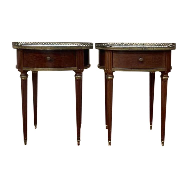 Paire de tables de chevets Louis XVI pieds toupies 