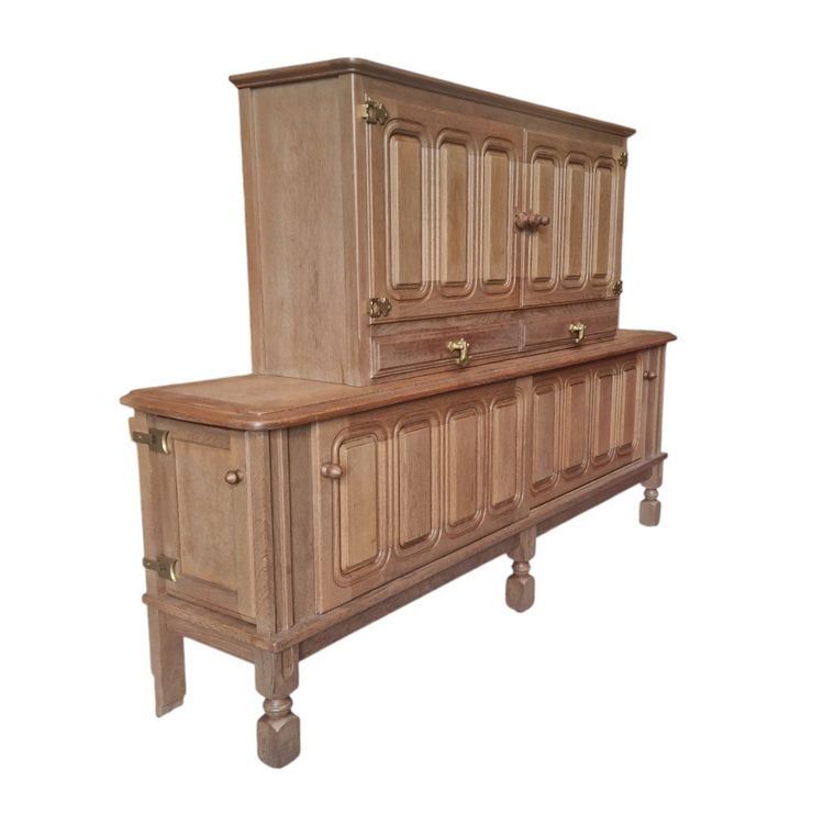 Credenza a due corpi in rovere massello, Guillerme e Chambron