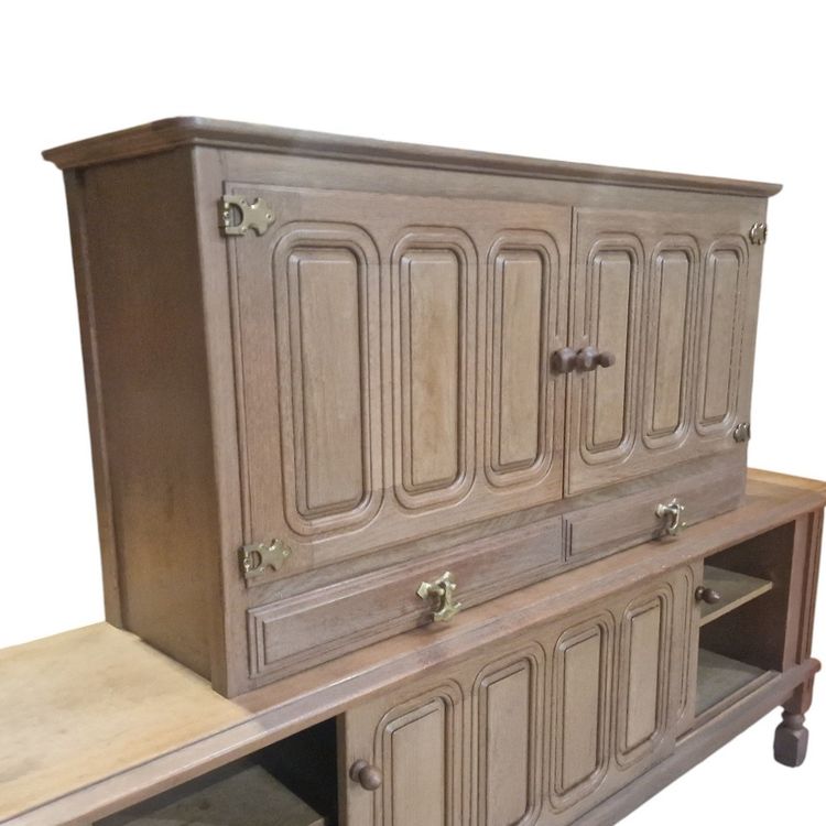 Credenza a due corpi in rovere massello, Guillerme e Chambron