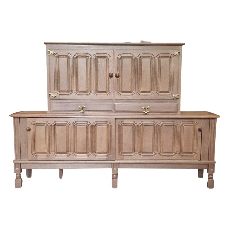 Credenza a due corpi in rovere massello, Guillerme e Chambron