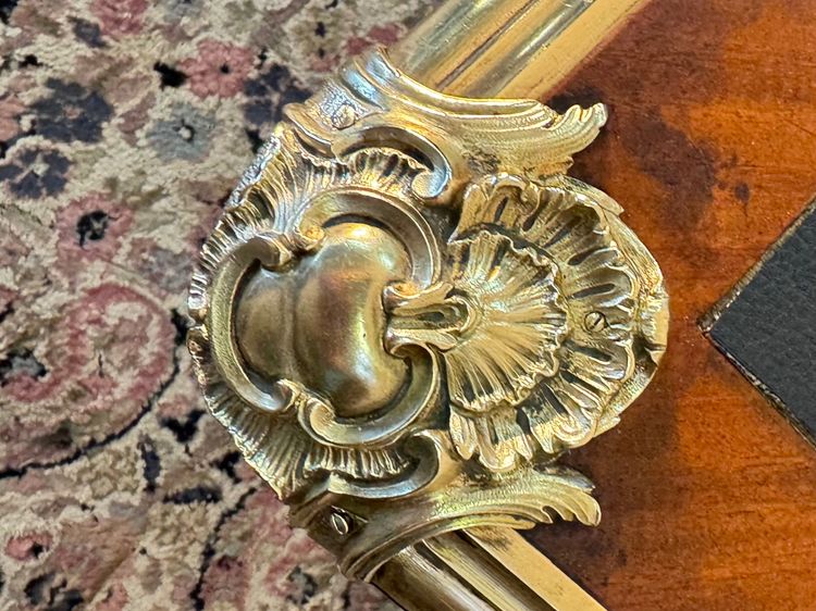 Grande scrivania in mogano in stile Luigi XV, XIX secolo 