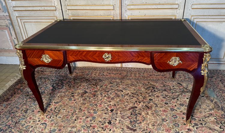Grande scrivania in mogano in stile Luigi XV, XIX secolo 