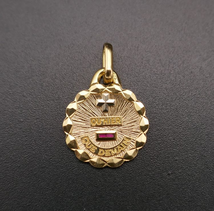 Augis Médaille d'Amour Et Rubis, Or 18 Carats.