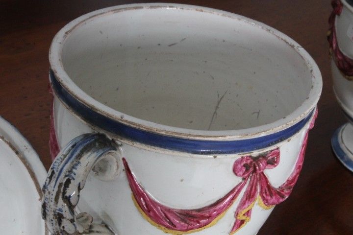 Ancienne paire de pots à épices en terre cuite du XVIIIe siècle à festons en relief. Mis h 23 