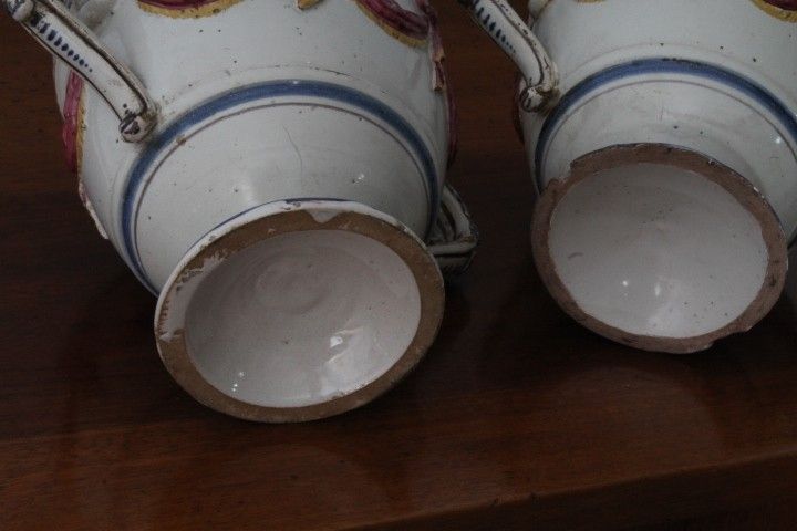 Ancienne paire de pots à épices en terre cuite du XVIIIe siècle à festons en relief. Mis h 23 