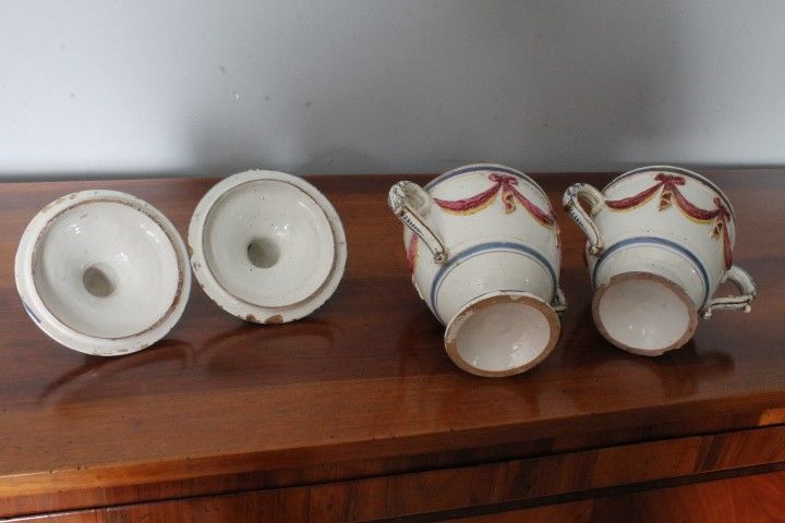 Ancienne paire de pots à épices en terre cuite du XVIIIe siècle à festons en relief. Mis h 23 