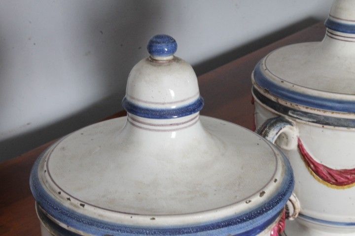 Ancienne paire de pots à épices en terre cuite du XVIIIe siècle à festons en relief. Mis h 23 