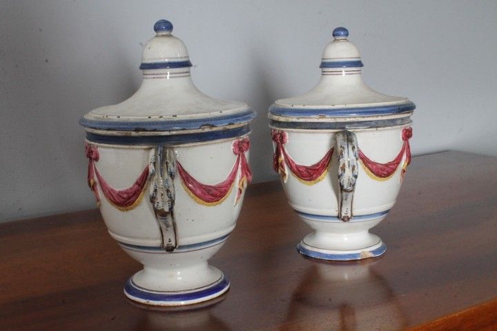Ancienne paire de pots à épices en terre cuite du XVIIIe siècle à festons en relief. Mis h 23 
