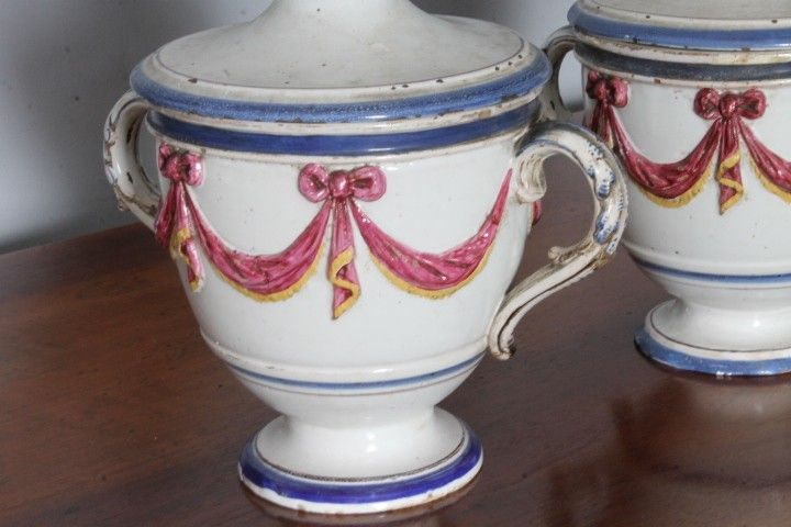 Ancienne paire de pots à épices en terre cuite du XVIIIe siècle à festons en relief. Mis h 23 
