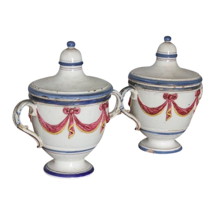Ancienne paire de pots à épices en terre cuite du XVIIIe siècle à festons en relief. Mis h 23 