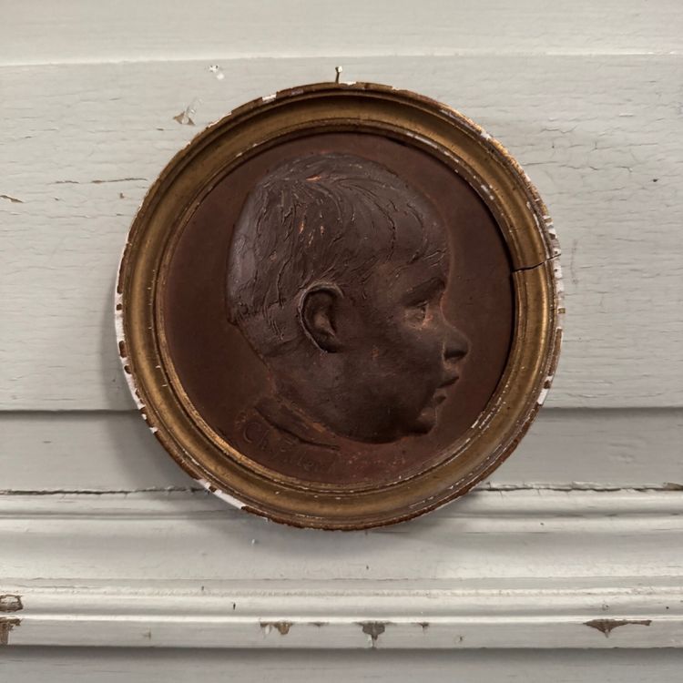 Medaillon aus Terrakotta von Charles Filleul Profil junger Junge XX.