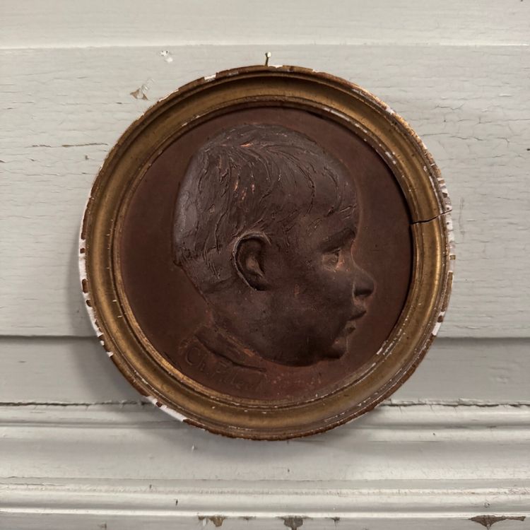 Medaillon aus Terrakotta von Charles Filleul Profil junger Junge XX.