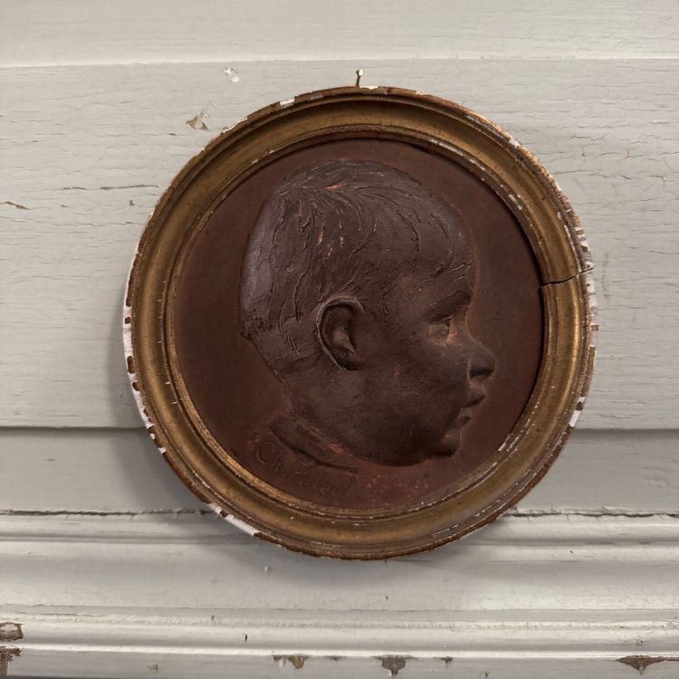 Medaillon aus Terrakotta von Charles Filleul Profil junger Junge XX.