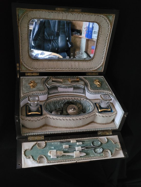 Napoleon 3 sewing kit, interior in good condition