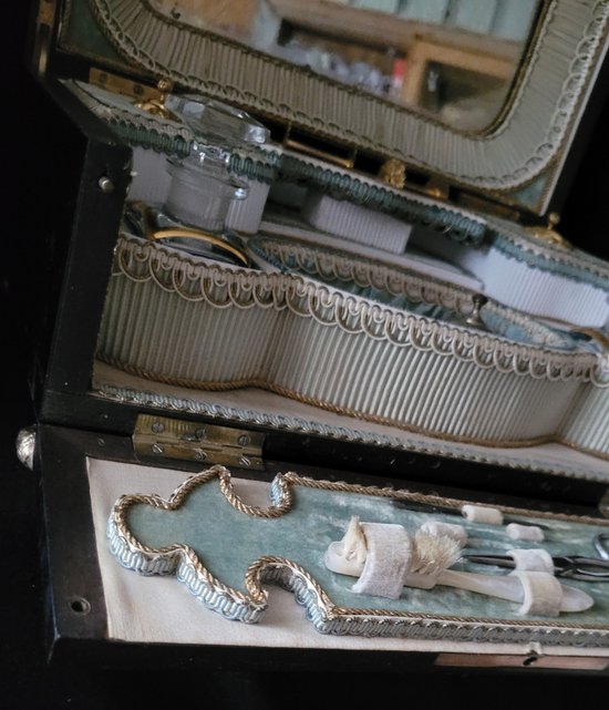 Napoleon 3 sewing kit, interior in good condition