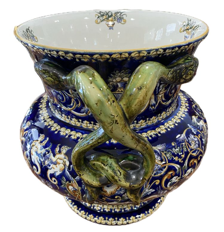 Important vase pansu à anses en forme de serpent en faience fine de Gien