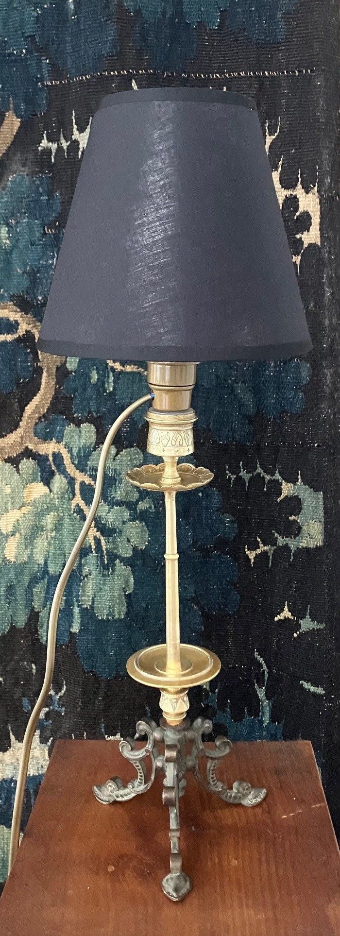 Lovely lamp in gilded bronze and black patina in the Antique style from the Napoleon III period