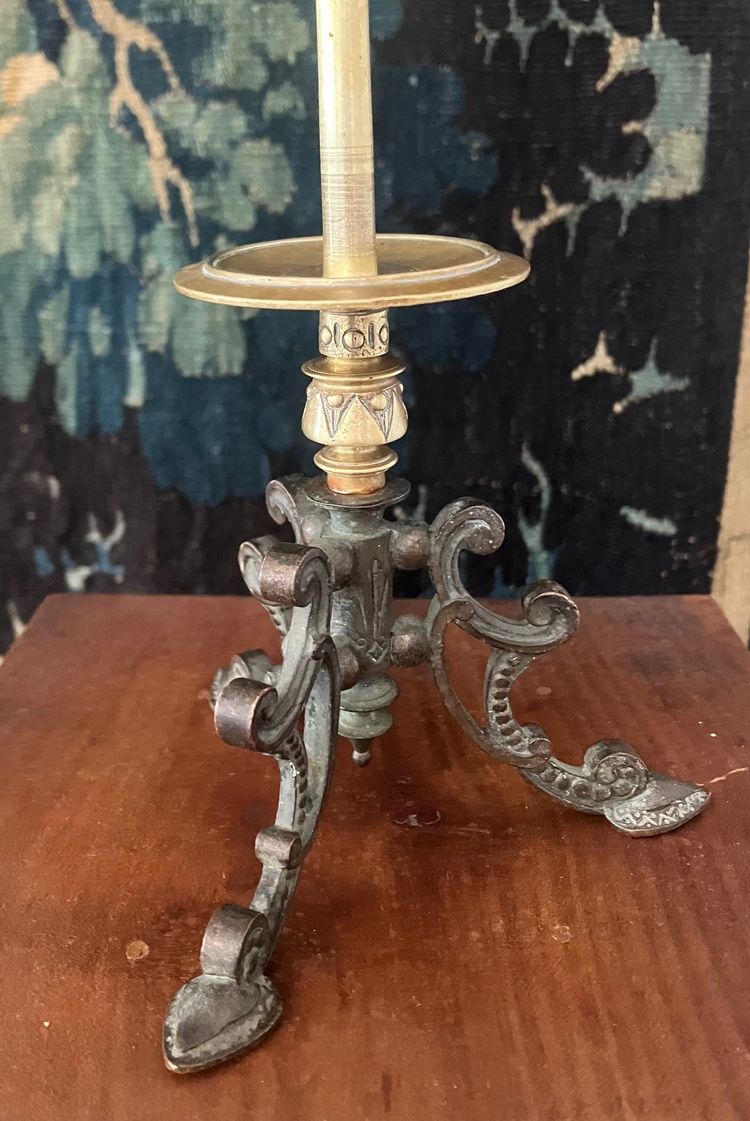 Lovely lamp in gilded bronze and black patina in the Antique style from the Napoleon III period