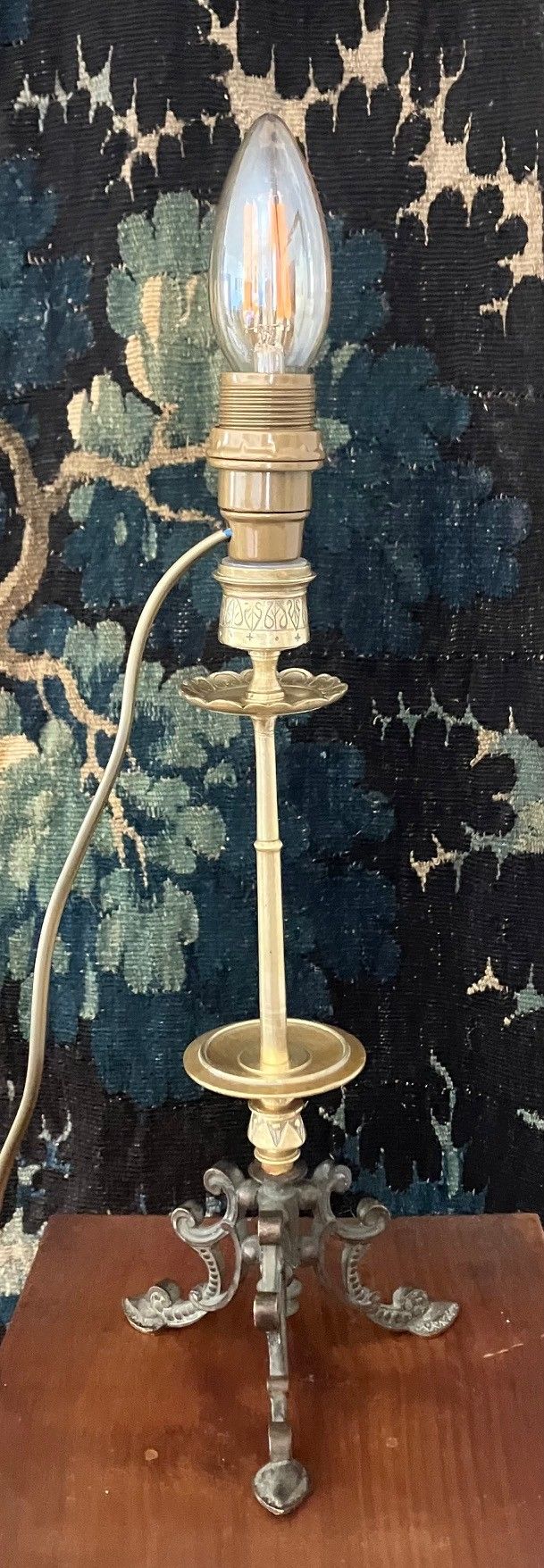 Lovely lamp in gilded bronze and black patina in the Antique style from the Napoleon III period