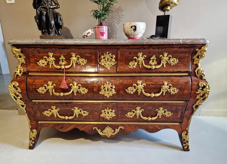 Commode Tombeau Fortement Galbée En Bois De Violette – Début Régence