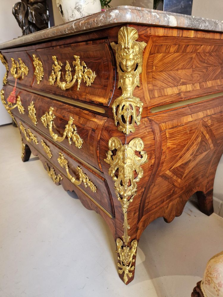 Commode Tombeau Fortement Galbée En Bois De Violette – Début Régence
