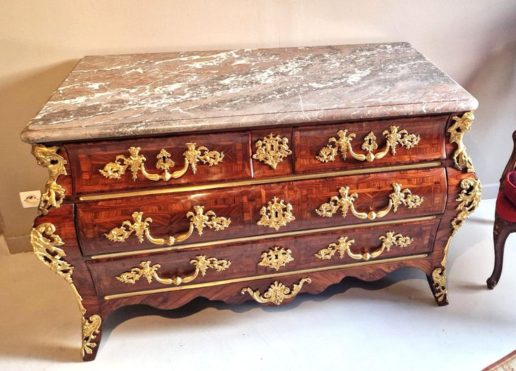 Commode Tombeau Fortement Galbée En Bois De Violette – Début Régence