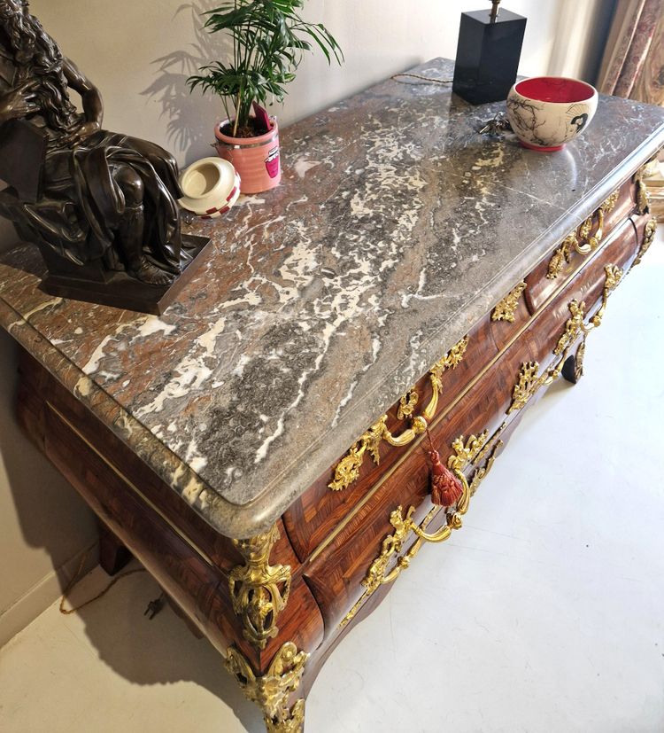 Commode Tombeau Fortement Galbée En Bois De Violette – Début Régence