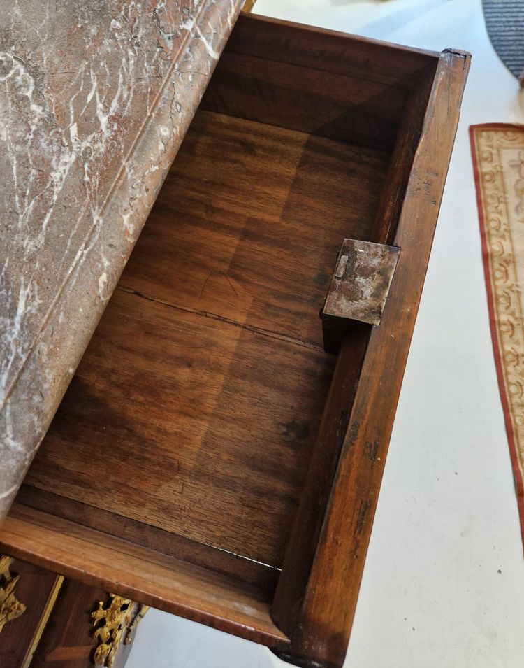 Commode Tombeau Fortement Galbée En Bois De Violette – Début Régence