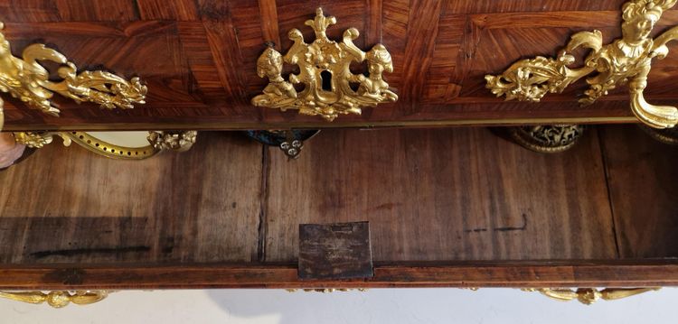 Commode Tombeau Fortement Galbée En Bois De Violette – Début Régence