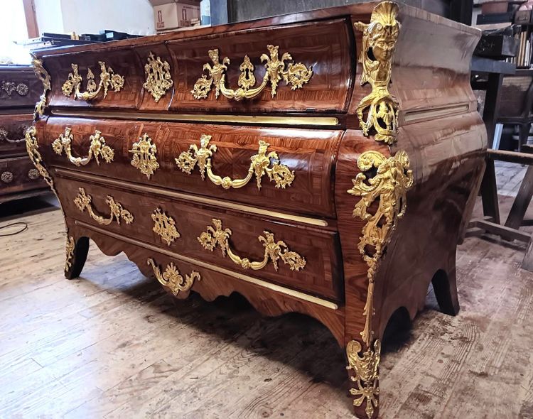 Commode Tombeau Fortement Galbée En Bois De Violette – Début Régence