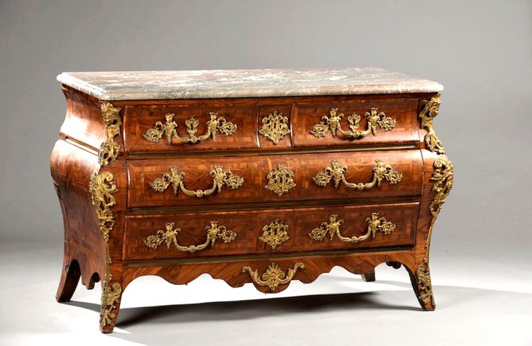 Commode Tombeau Fortement Galbée En Bois De Violette – Début Régence