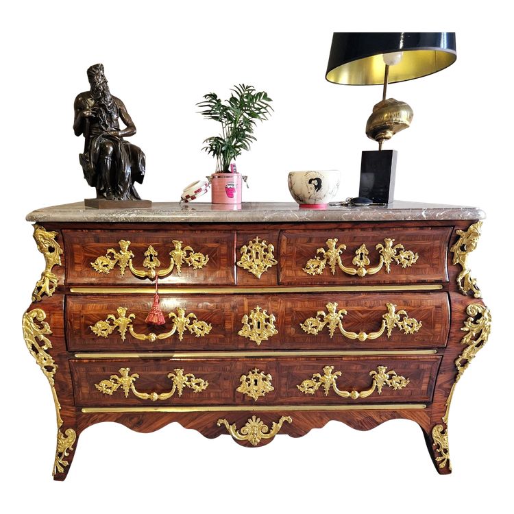 Commode Tombeau Fortement Galbée En Bois De Violette – Début Régence