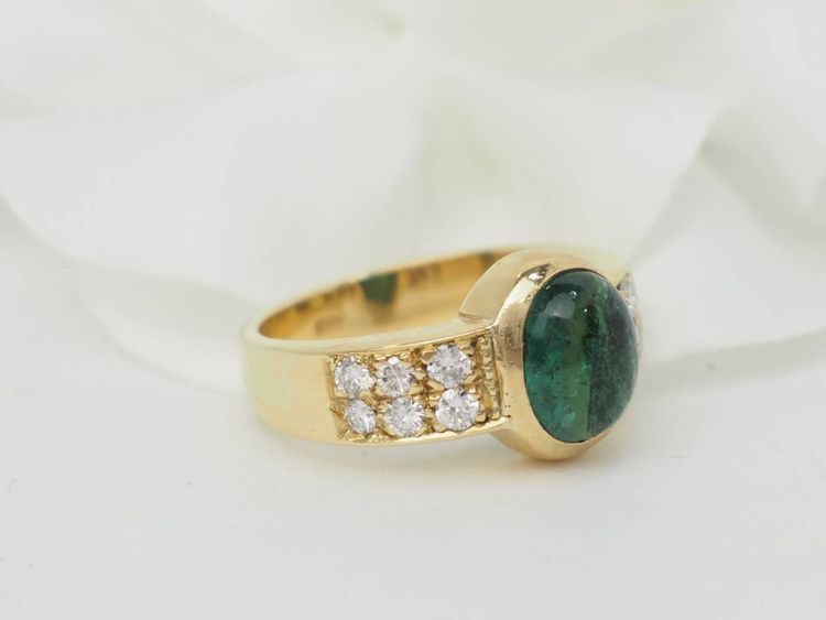 Anello in oro giallo e smeraldo