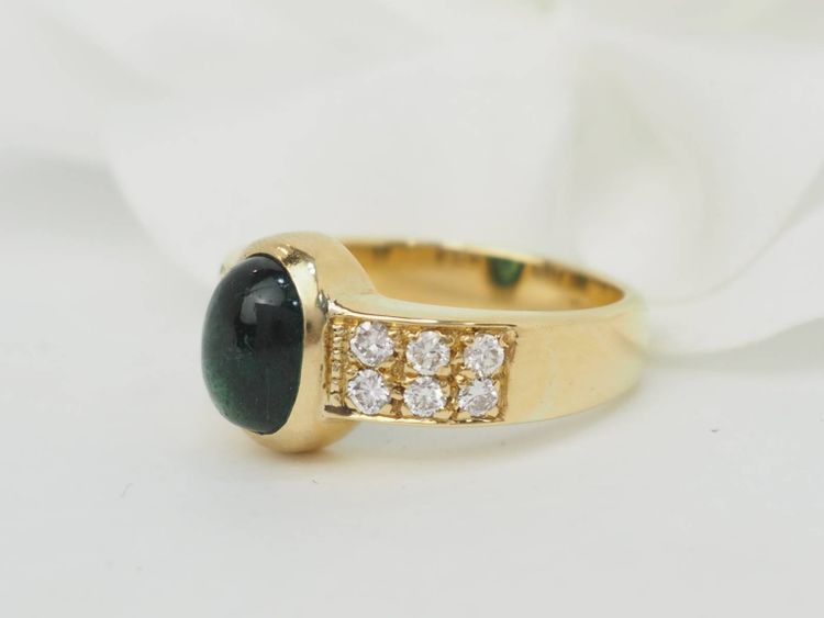 Anello in oro giallo e smeraldo