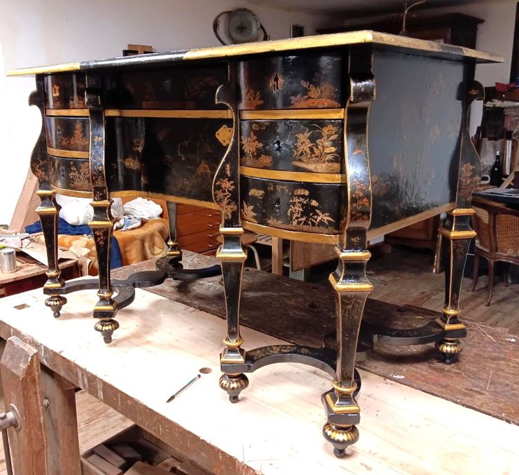 Mazarin-Schreibtisch mit schwarzem Hintergrund und Goldverzierung - Zeit Ludwigs XIV. - Um 1680