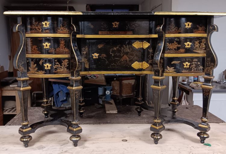 Mazarin-Schreibtisch mit schwarzem Hintergrund und Goldverzierung - Zeit Ludwigs XIV. - Um 1680