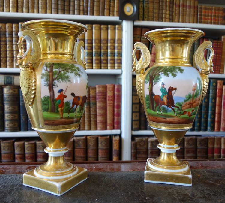 Coppia di vasi ornamentali Impero con decoro a cavallo - Porcellana di Parigi - Periodo Restaurazione
