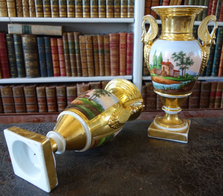 Coppia di vasi ornamentali Impero con decoro a cavallo - Porcellana di Parigi - Periodo Restaurazione