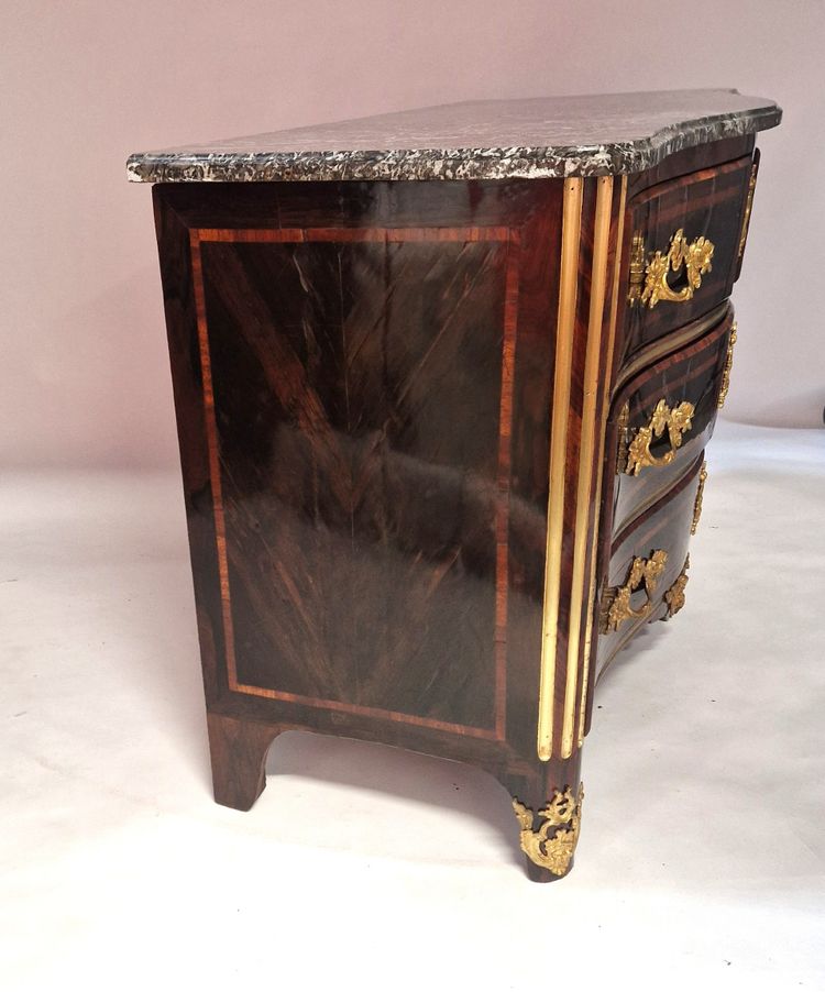 Cassettiera con frontale curvo in lastra di intarsio - periodo Regency