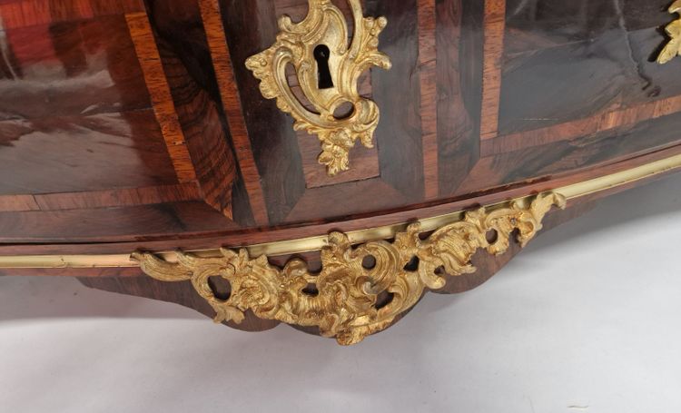 Cassettiera con frontale curvo in lastra di intarsio - periodo Regency