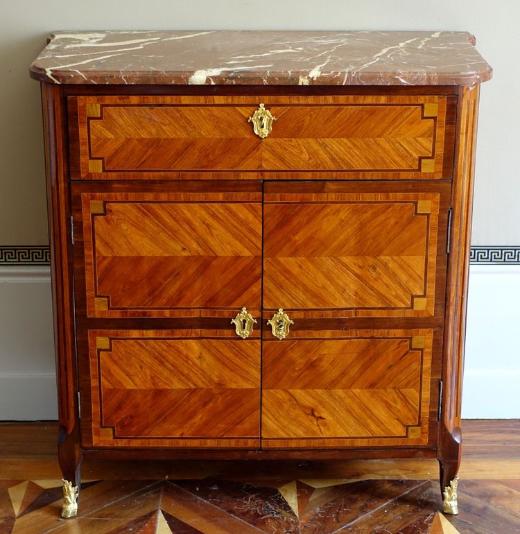Übergangszeit-Kartonschrank mit Intarsienarbeit