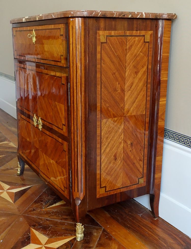 Übergangszeit-Kartonschrank mit Intarsienarbeit